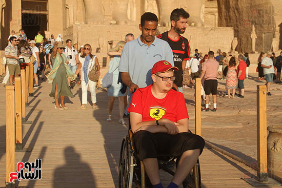 سائح-يستمتع-بالحضارة-المصرية-داخل-معبد-أبوسمبل-على-كرسى-متحرك-(2)