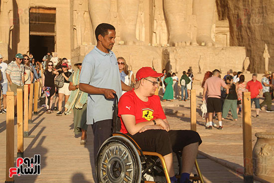 سائح-يستمتع-بالحضارة-المصرية-داخل-معبد-أبوسمبل-على-كرسى-متحرك-(4)