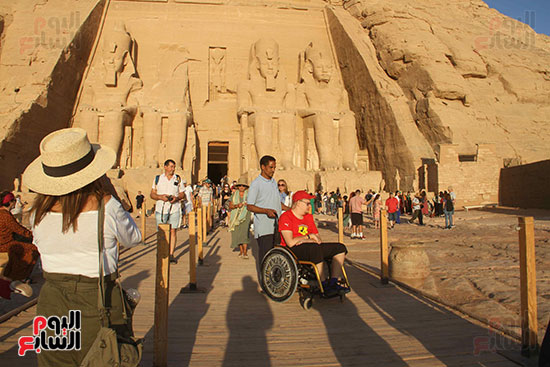 سائح-يستمتع-بالحضارة-المصرية-داخل-معبد-أبوسمبل-على-كرسى-متحرك-(5)