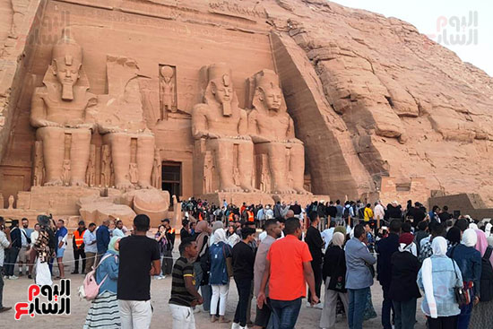 توافد السائحين على معبد أبوسمبل (4)
