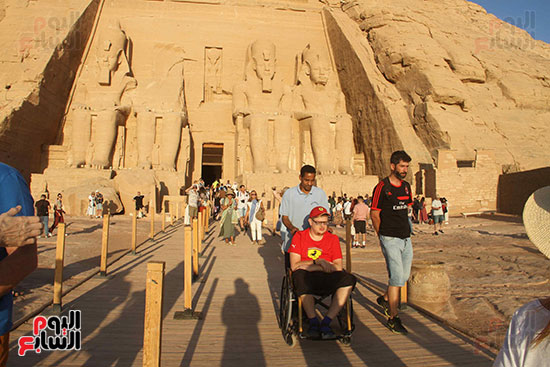 سائح-يستمتع-بالحضارة-المصرية-داخل-معبد-أبوسمبل-على-كرسى-متحرك-(3)