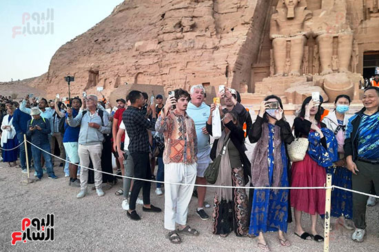 توافد السائحين على معبد أبوسمبل (6)