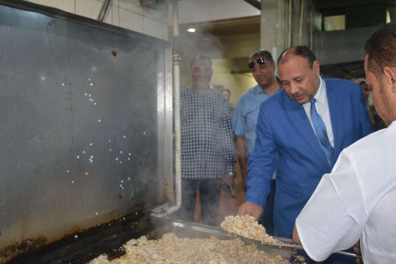 نائب رئيس جامعة الأزهر بأسيوط يتفقد المطبخ المركزي بالمدينة الجامعية للبنات بأسيوط (4)