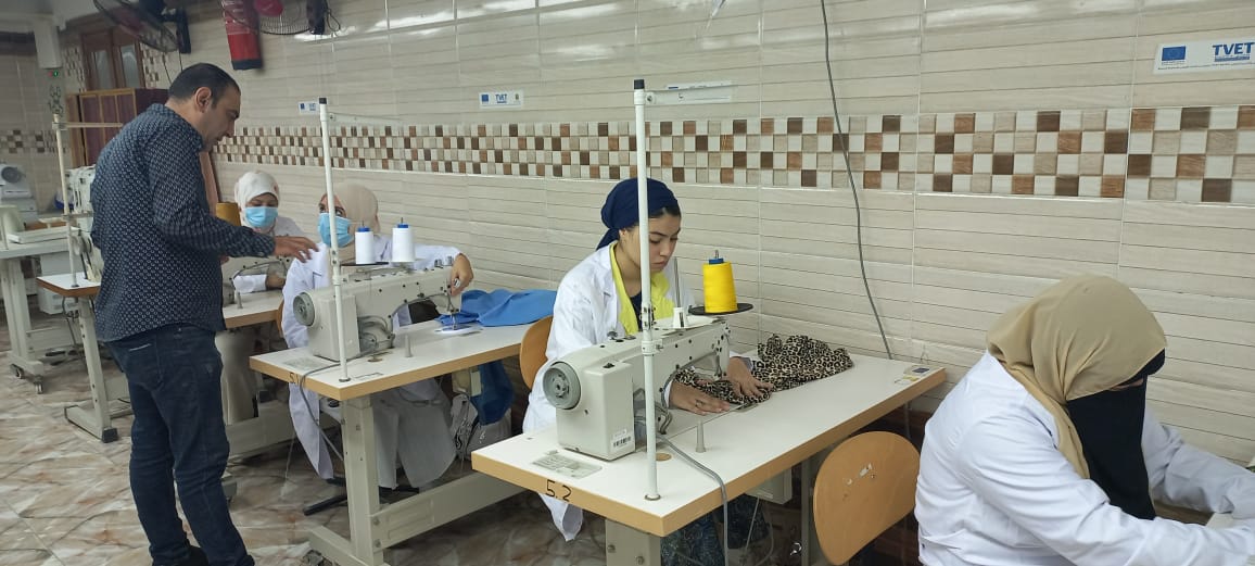 تدريب فتيات بور سعيد على مهنة الخياطة والتفصيل (1)
