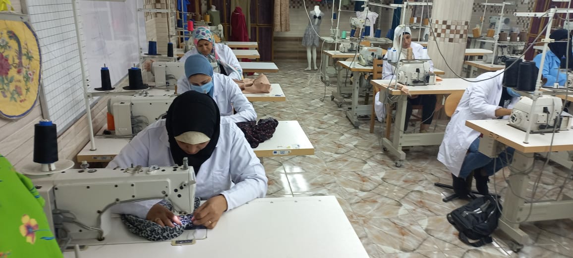 تدريب فتيات بور سعيد على مهنة الخياطة والتفصيل (2)