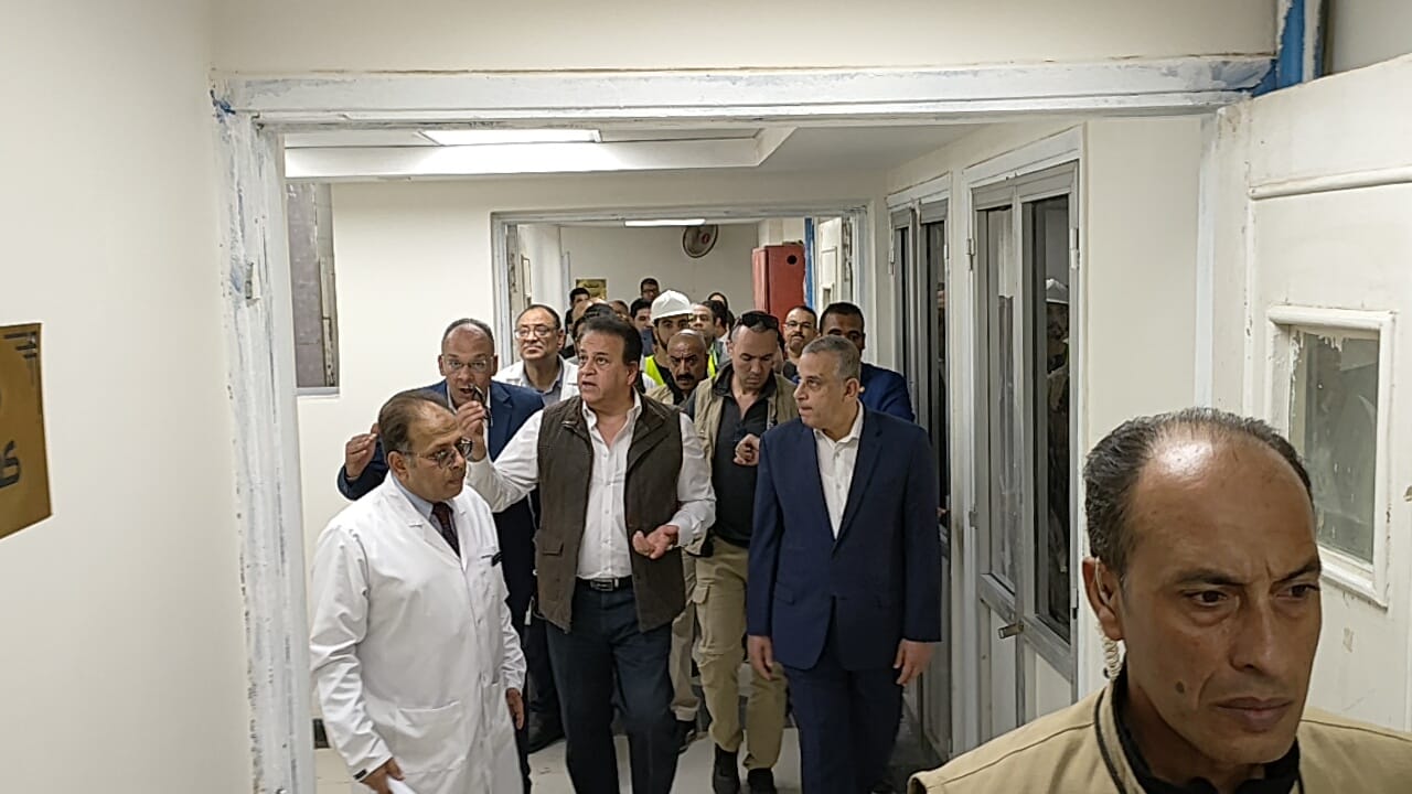 وزير الصحة يتفقد الصيانة العاجلة لمستشفى سوهاج العام (1)