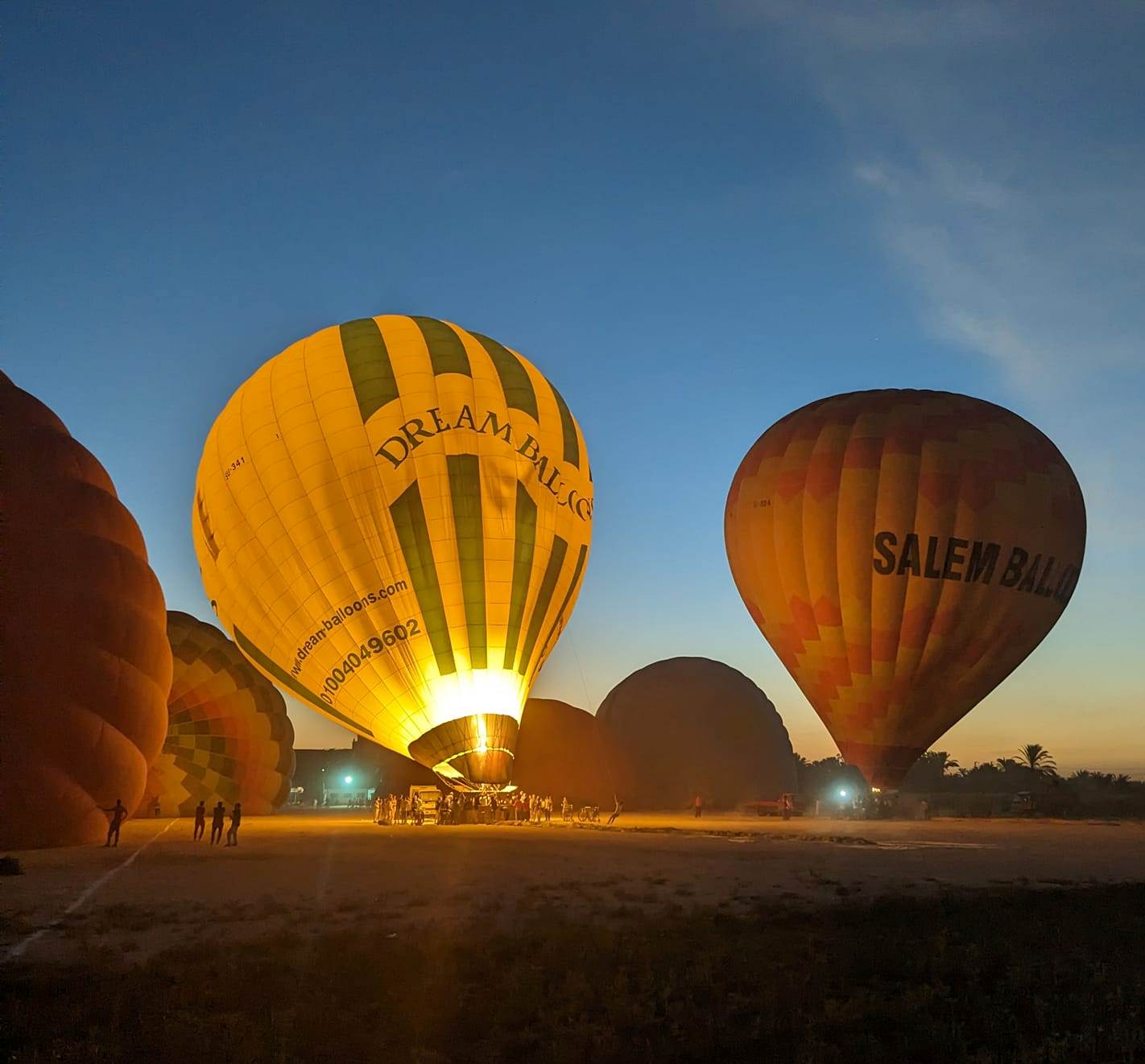 عمليات تجهيز البالونات الطائرة للتحليق بالسماء