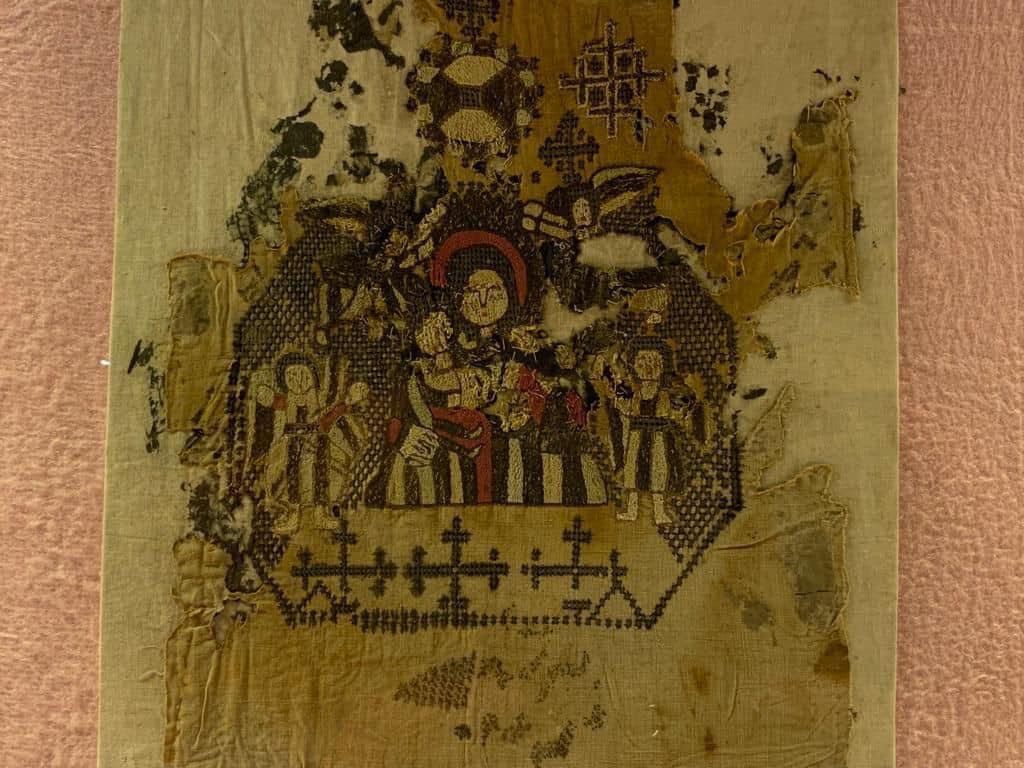 قطعة نسيج قبطى نادرة تصور السيدة العذراء والمسيح