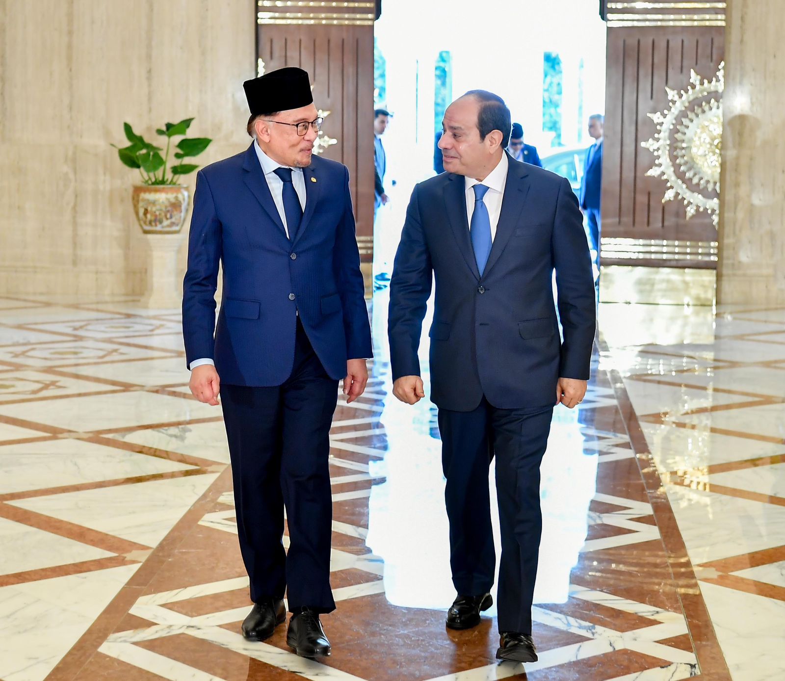السيسى وأنور إبراهيم، رئيس وزراء جمهورية ماليزيا (3)