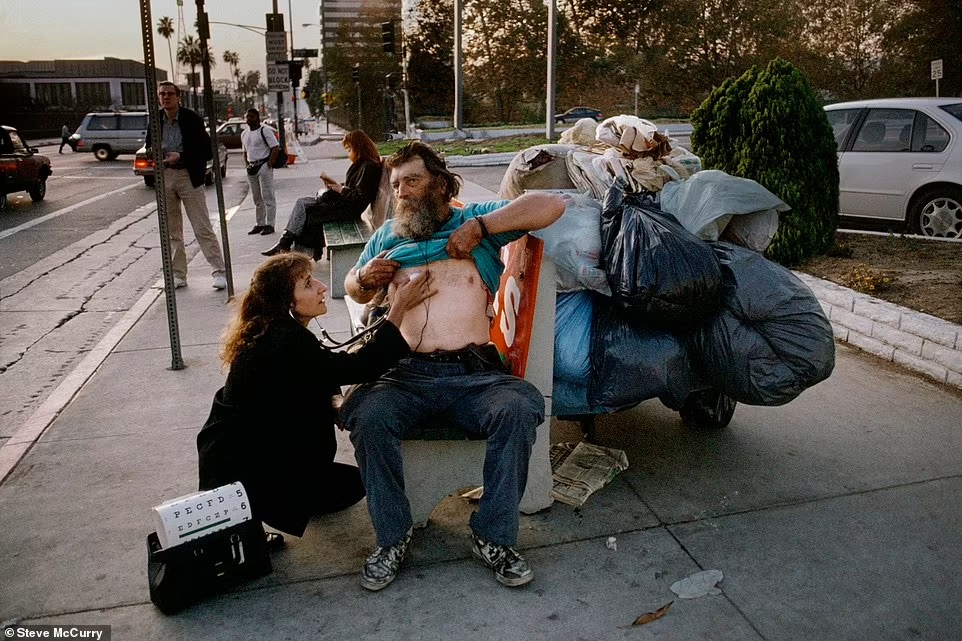 ممرضة تفحص رجل بلا مأوى في لوس أنجلوس