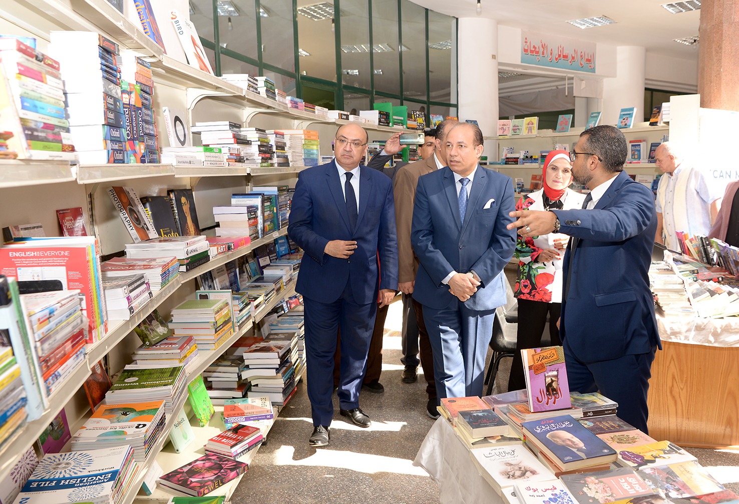 رئيس جامعة المنصورة يتفقد معرض الكتاب