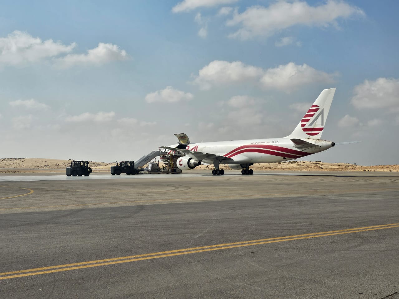 مطار العريش يستقبل طائرات المساعدات الإنسانية (1)