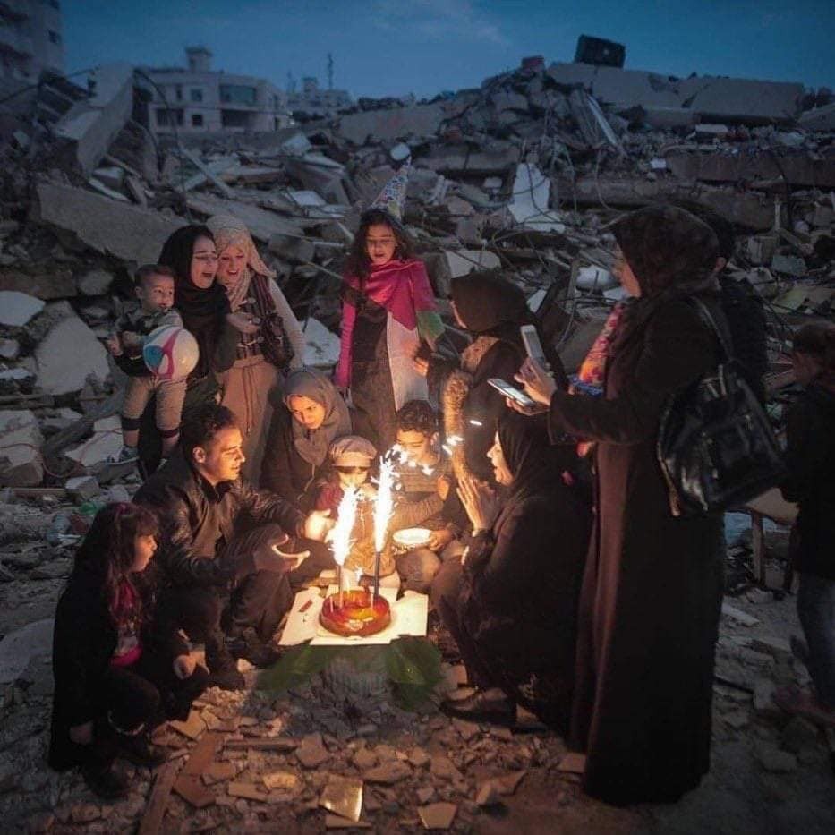 صورة متداولة لاحتفال أسرة فلسطينية بعيد ميلاد أحدهم
