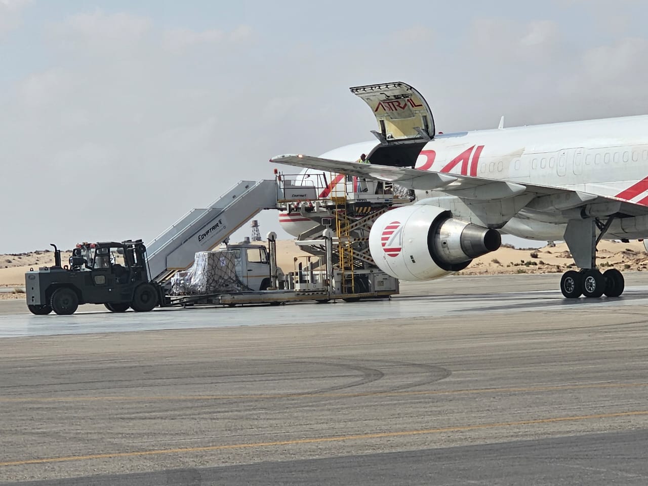 مطار العريش يستقبل طائرات المساعدات  (2)