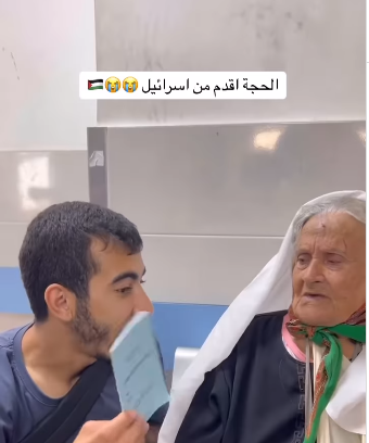 المصور يحمل إثبات شخصية العجوز