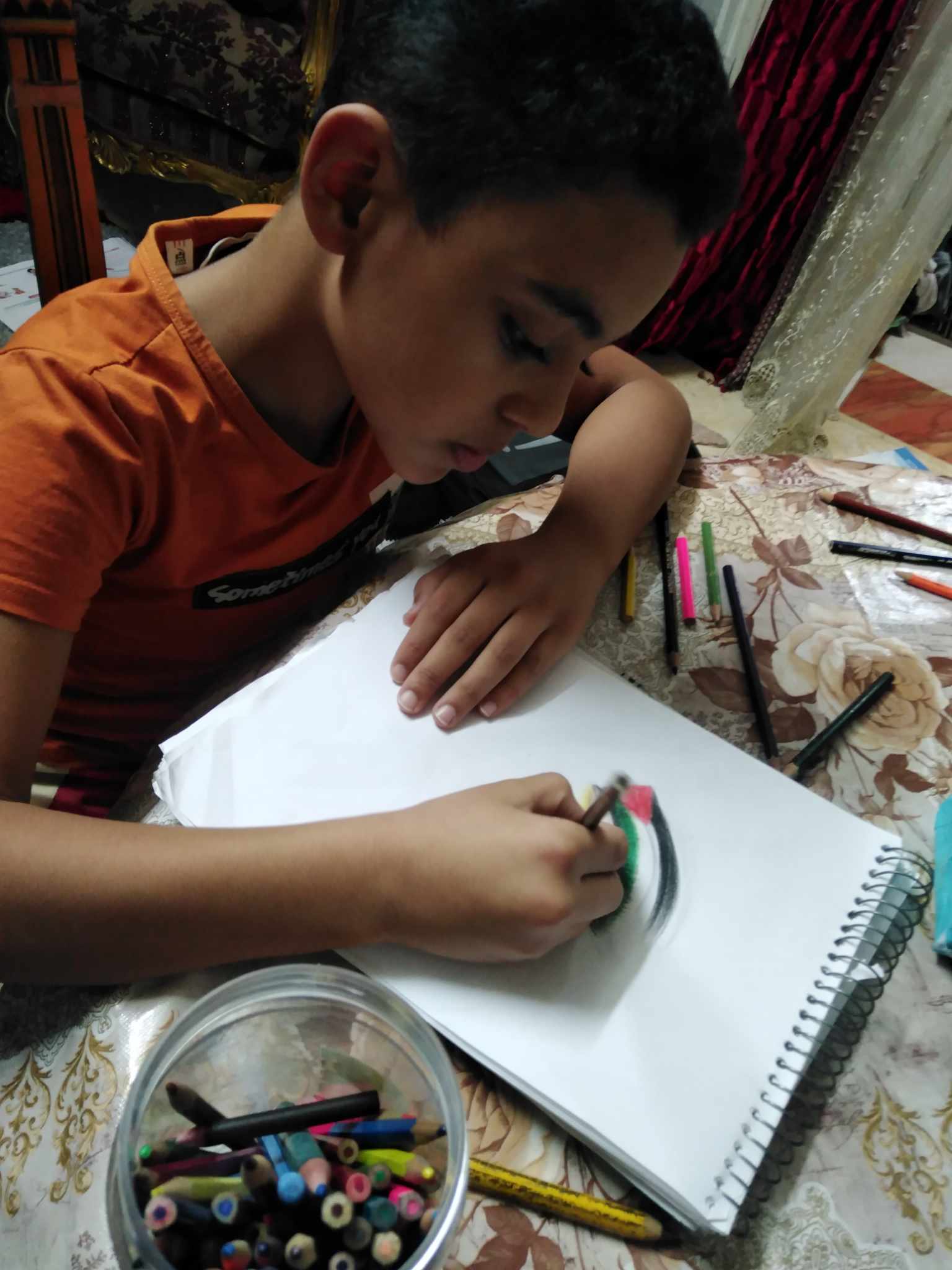 الطفل أنس يرسم لوحة لدعم فلسطين
