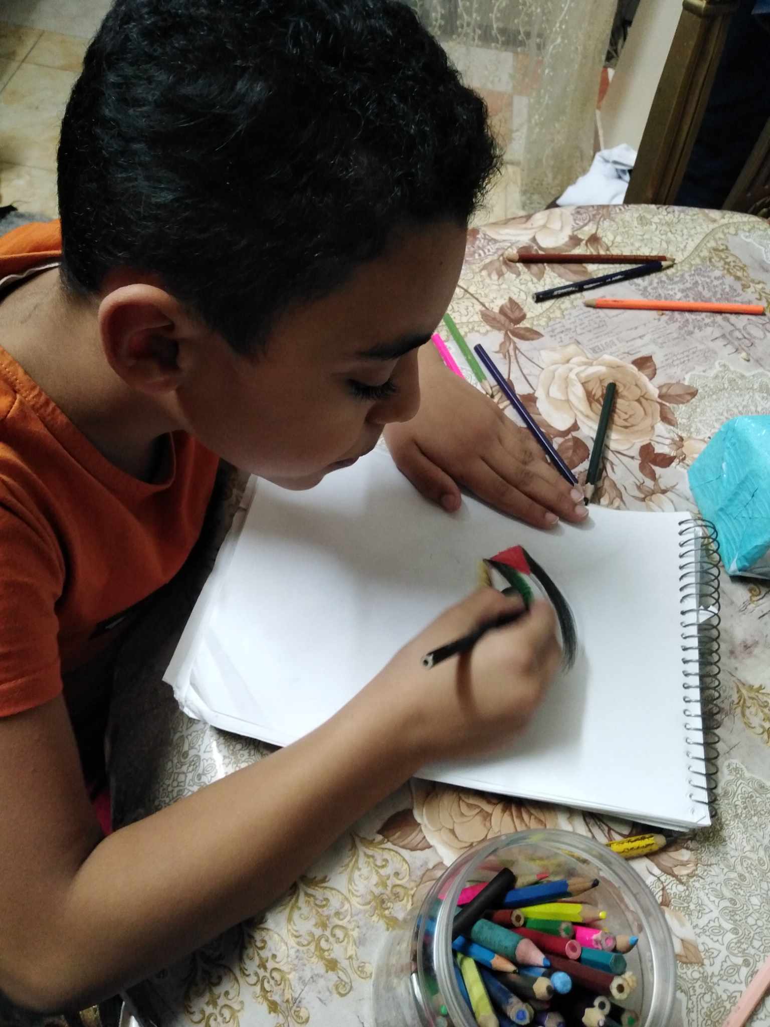 الطفل أنس يرسم لوحة لفلسطين