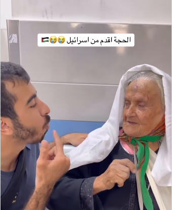 العجوز تتحدث للمصور