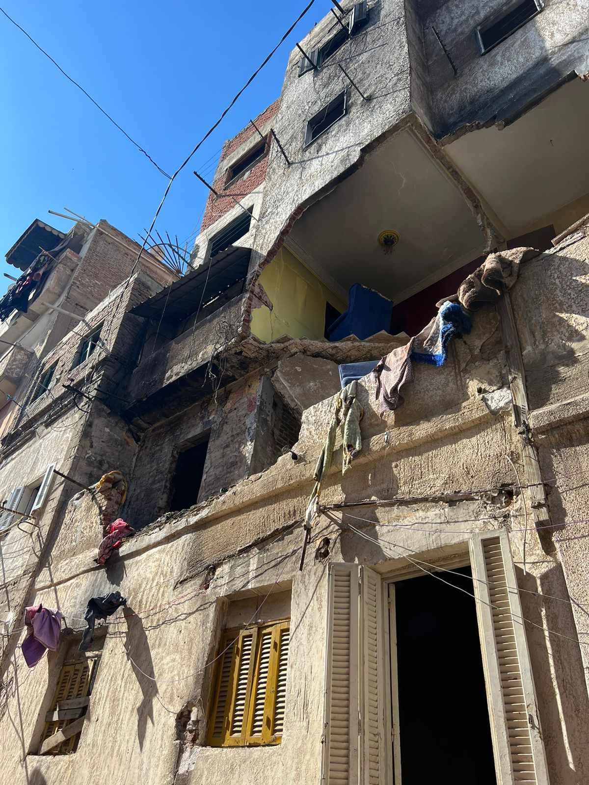 إزالة أجزاء خطرة من عقار في كرموز بالإسكندرية