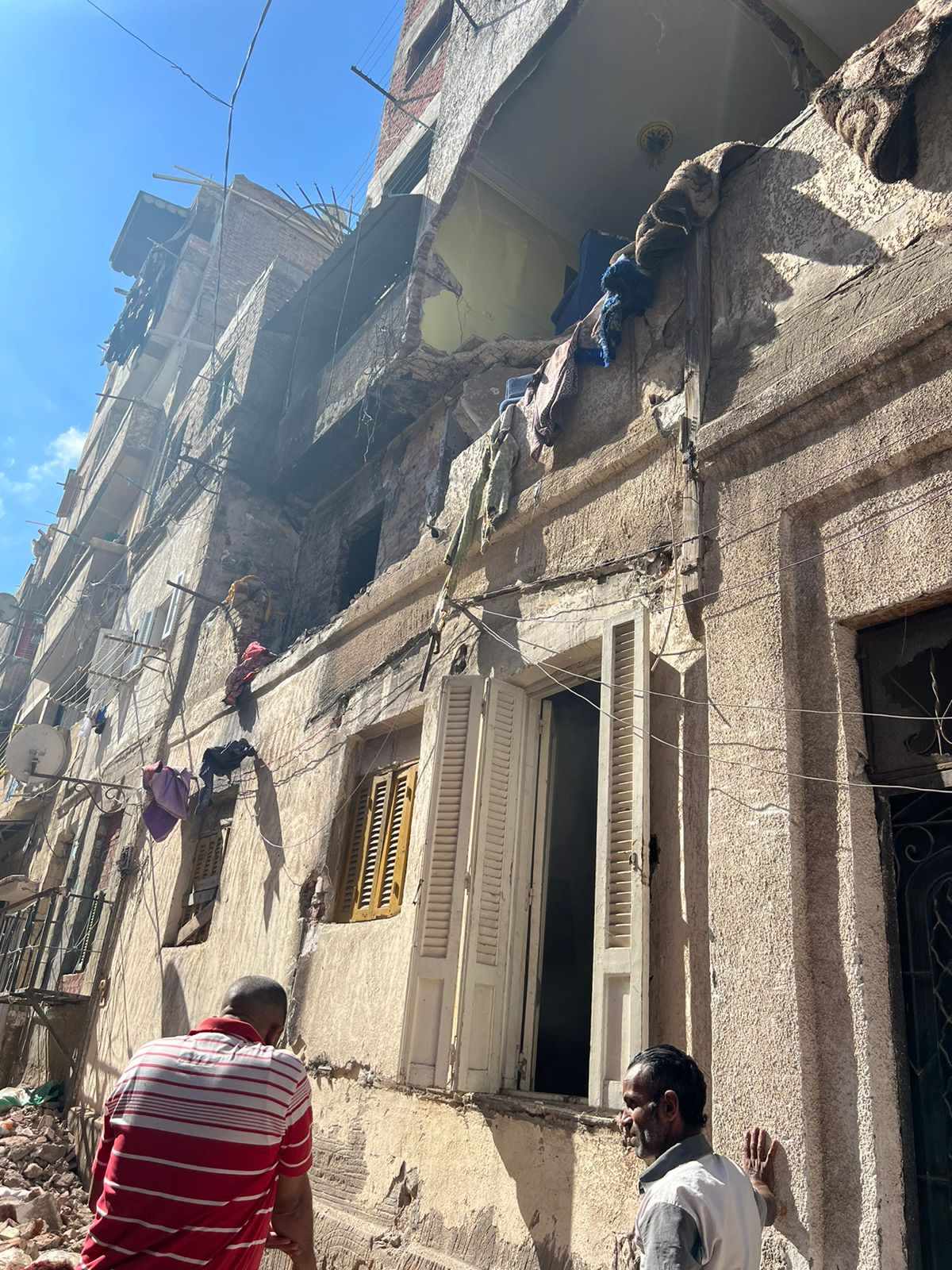 حي غرب إزالة أجزاء خطرة من عقار بكرموز الإسكندرية