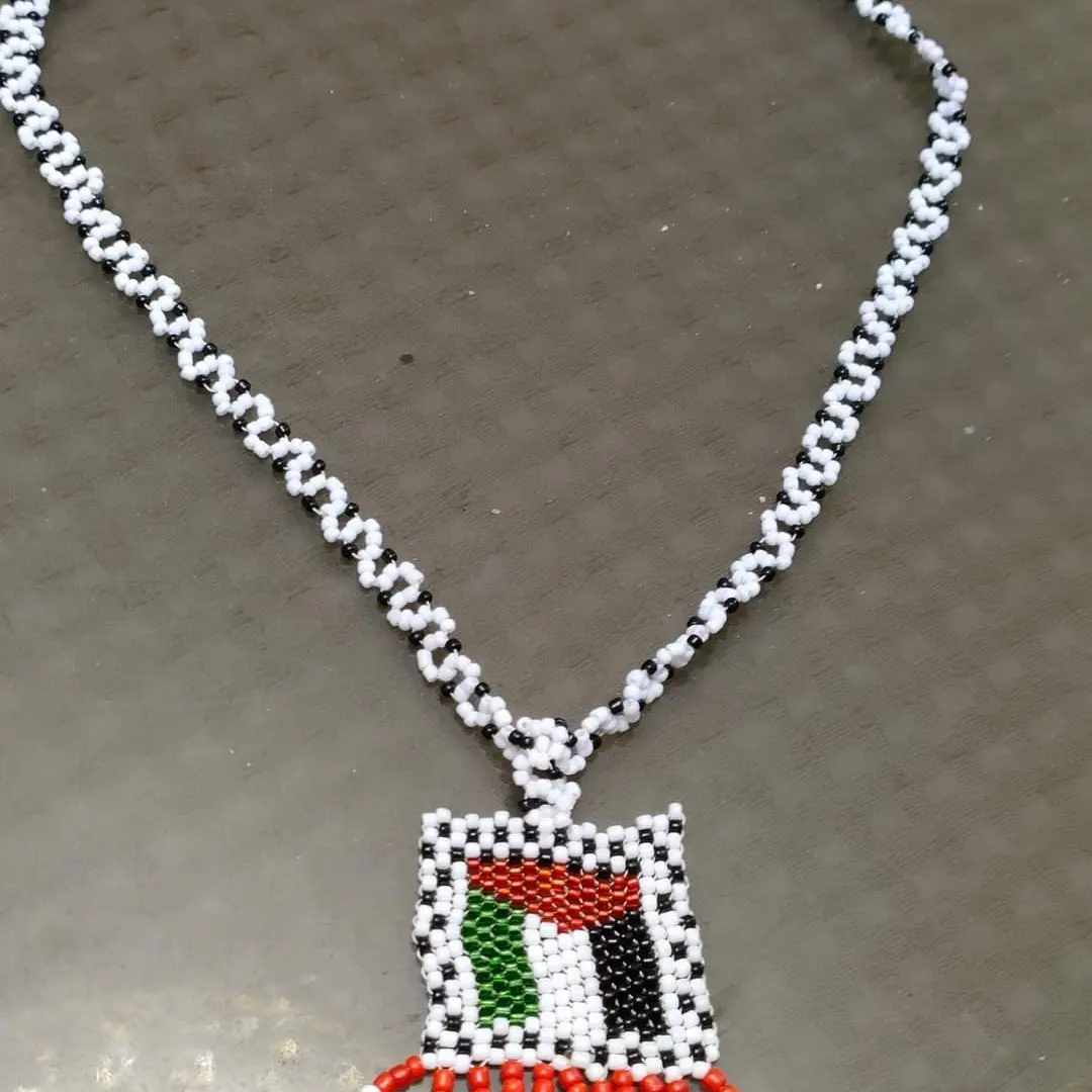 عقد على شكل علم فلسطين