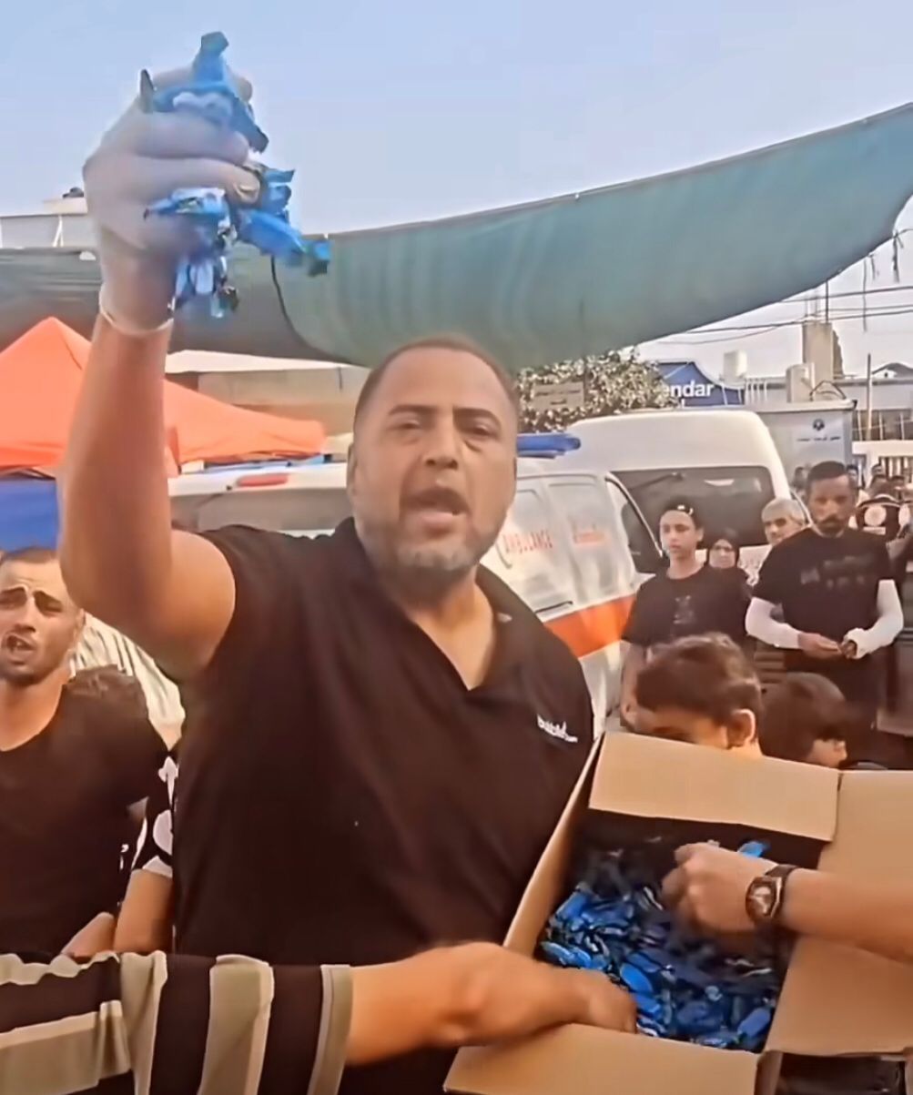 رجل فلسطيني يوزع الحلوى