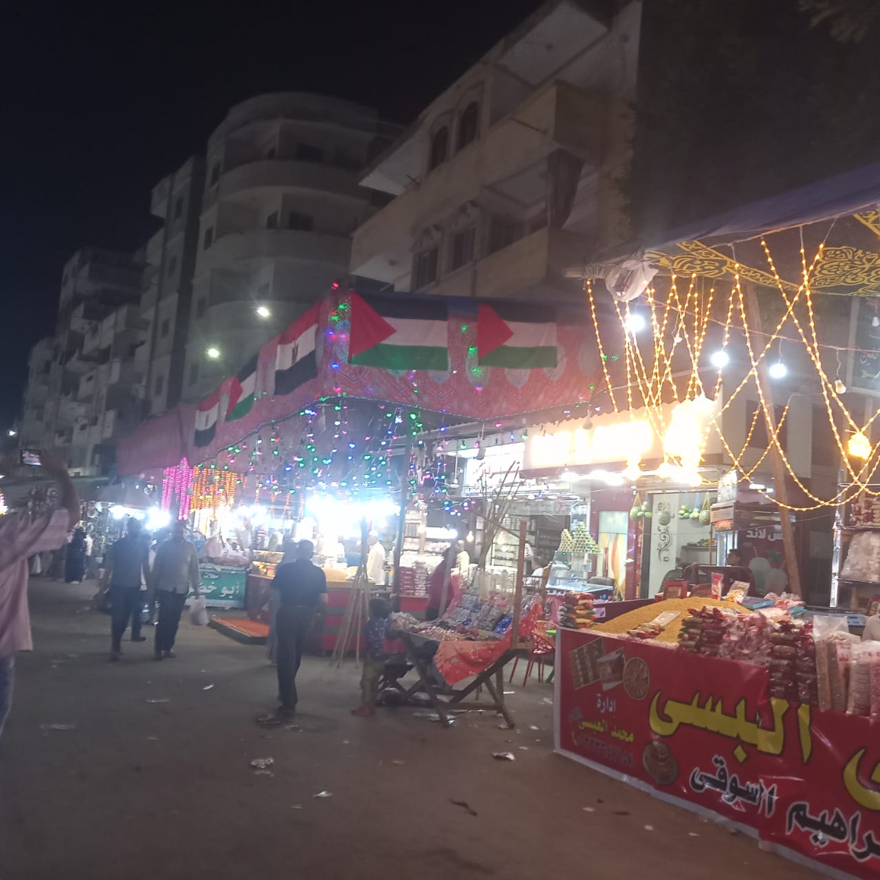 أعلام فلسطين تنتشر بمولد الدسوقي