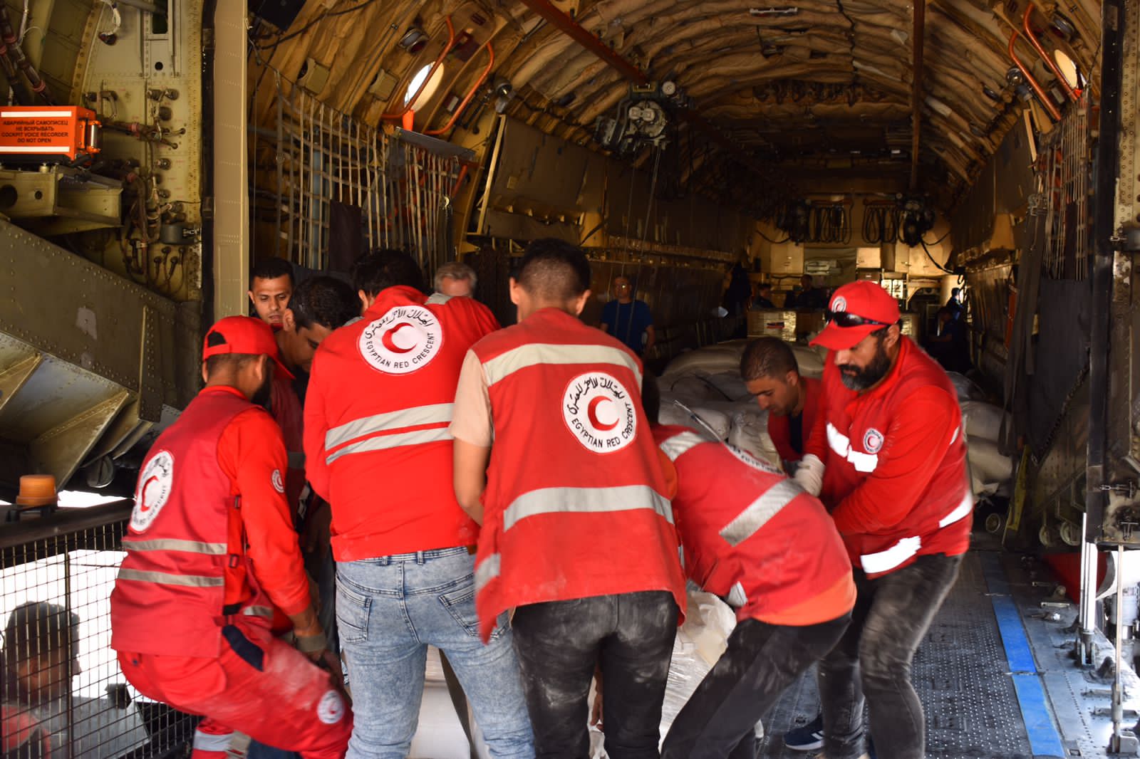 عمل لايتوقف لشباب الهلال الاحمر