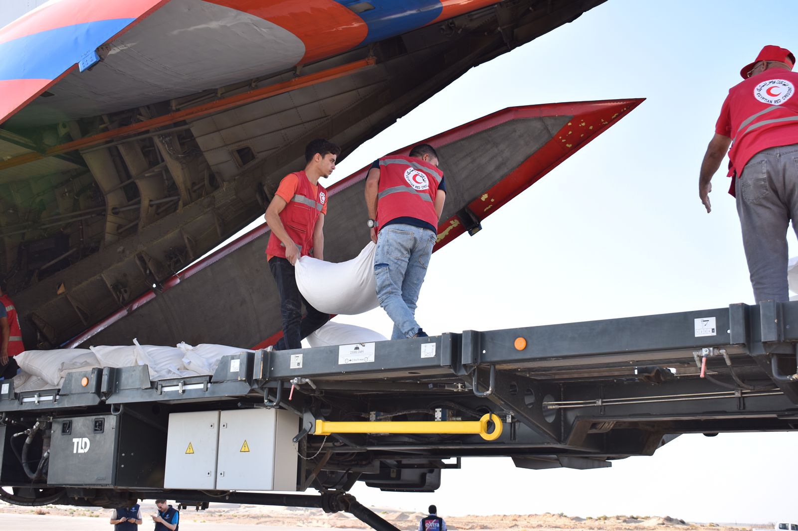 شباب الهلال الاحمر ينقلونمساعدات