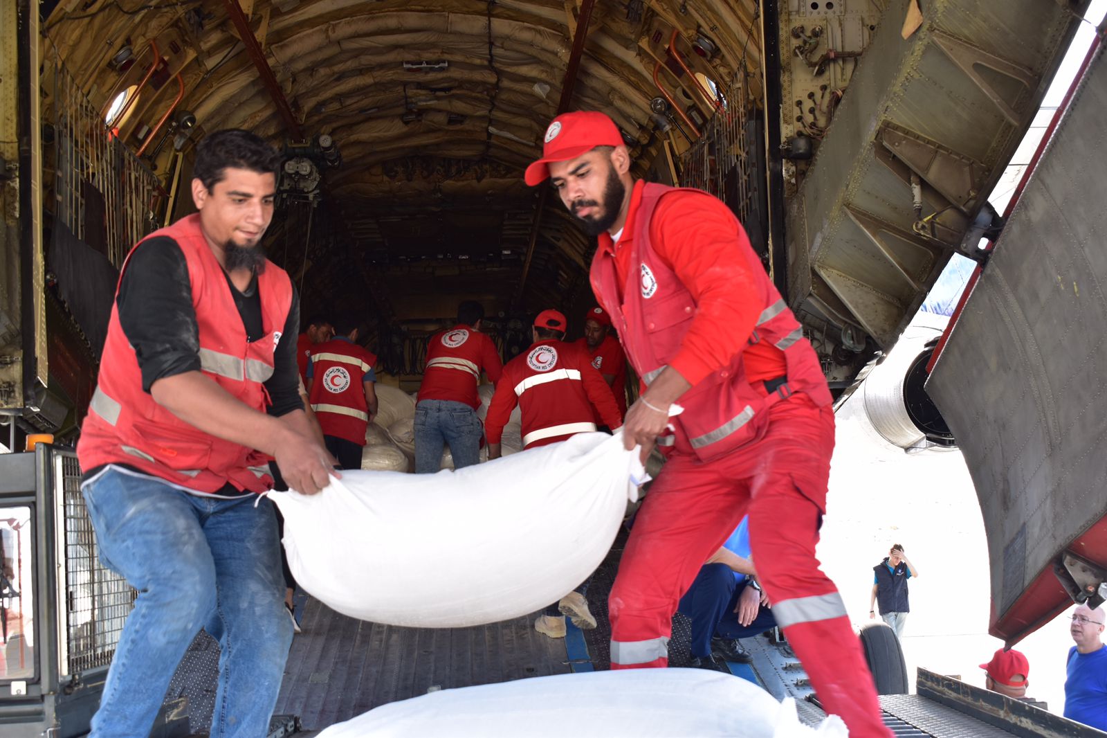 شحن المساعدات من الطائرات