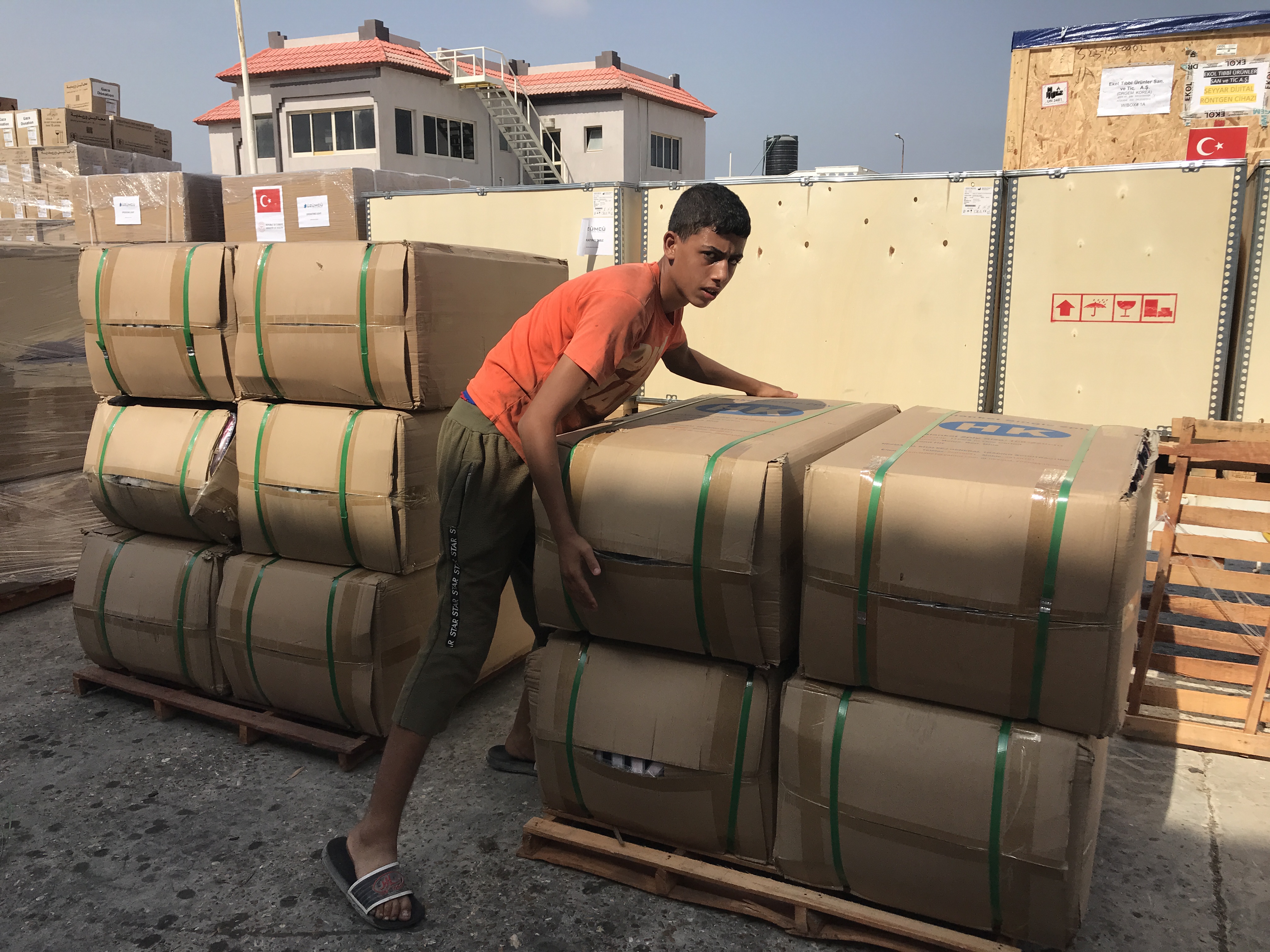 اثناء تجهيز مساعدات