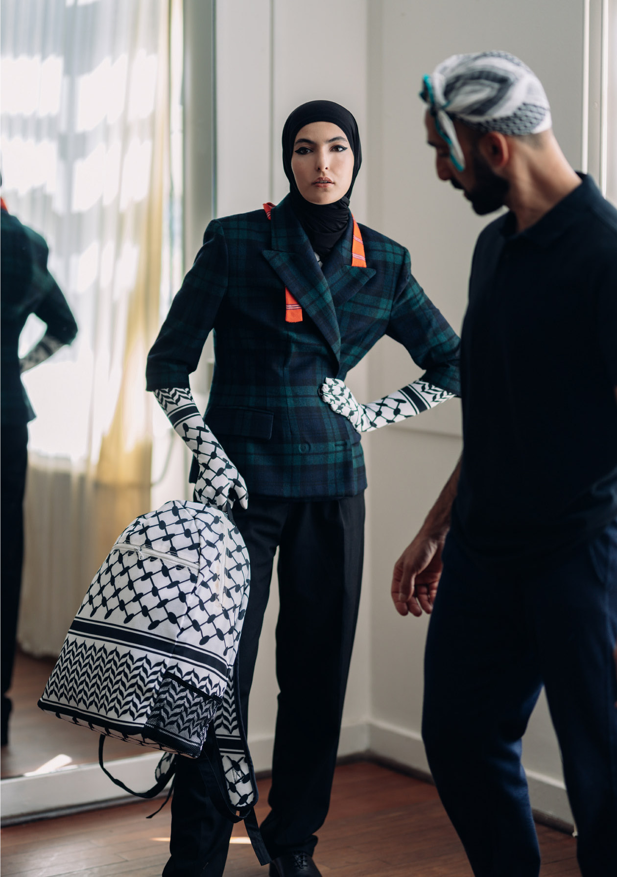 الشال الفلسطيني يدخل في صناعة الأزياء