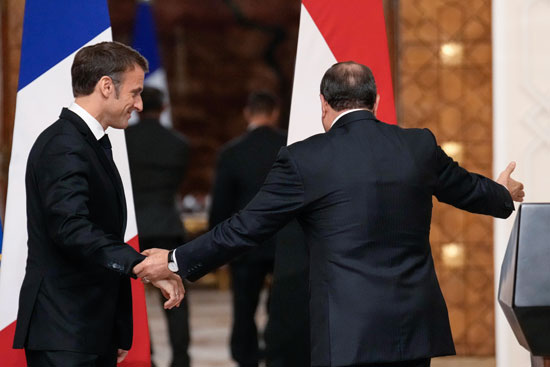 الرئيس عبد الفتاح السيسى يرحب بالرئيس الفرنسى بالقاهره  (2)