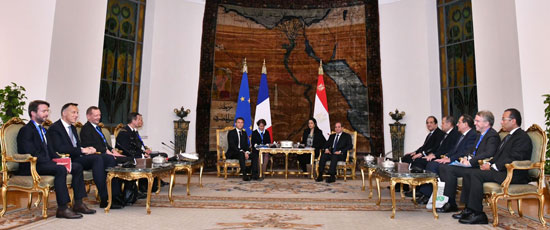 لقاء الرئيس عبد الفتاح السيسى والرئيس ايمانويل ماكرون  بالقاهره  (1)