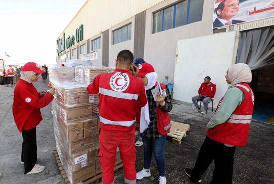 متطوعى الهلال الاحمر المصرى يقمون باعداد المساعدات لتصل الى الشعب الفلسطينى  (2)