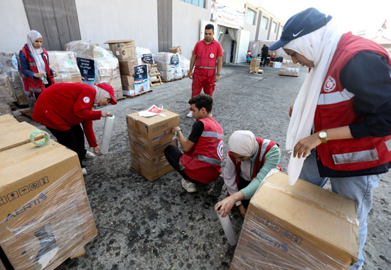 متطوعى الهلال الاحمر المصرى يقمون باعداد المساعدات لتصل الى الشعب الفلسطينى  (1)