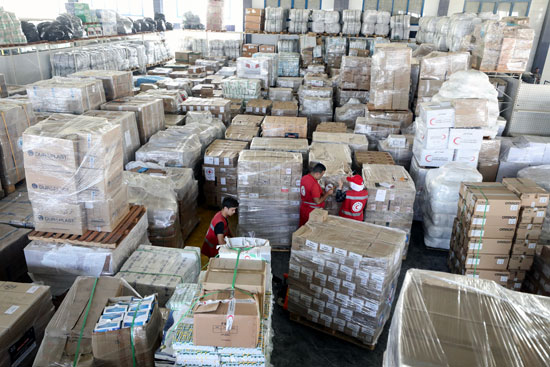 كميات كبيره من المساعدات  فى مقر الهلال الاحمر المصرى تستعد للدخول الى غزه   (2)