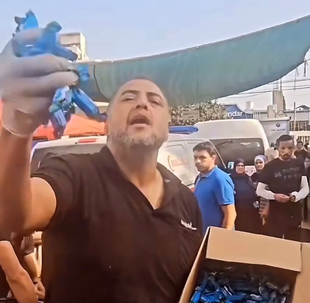 فلسطيني يوزع الحلوى