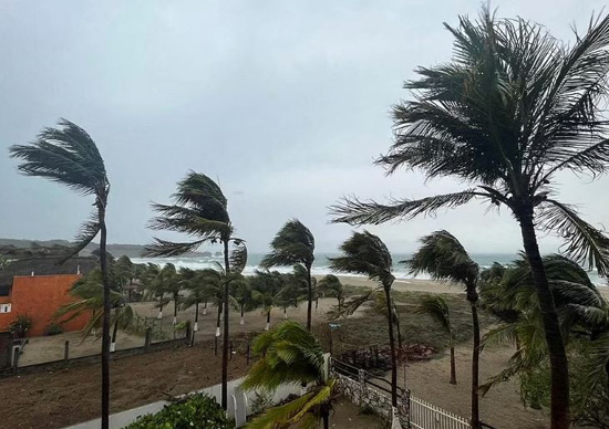 إعصار أجاثا إلى اليابسة في المكسيك (5)