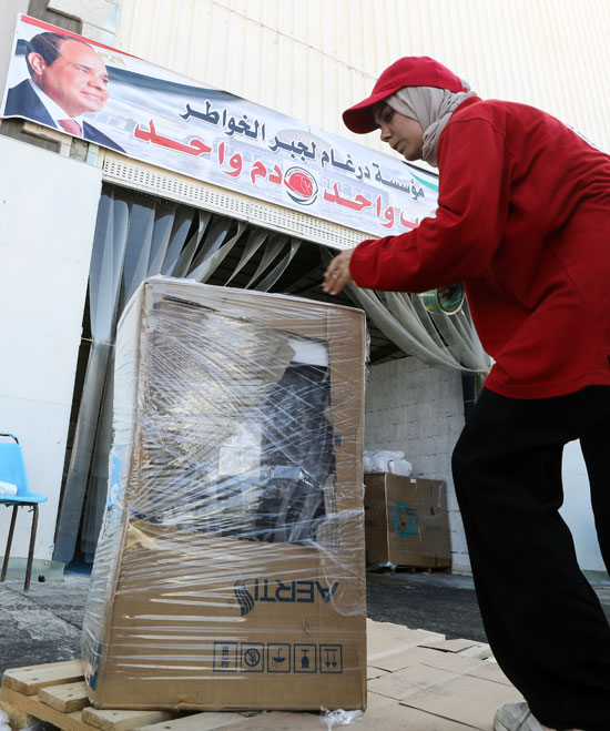 متطوعى الهلال الاحمر المصرى يقمون باعداد المساعدات لتصل الى الشعب الفلسطينى  (3)