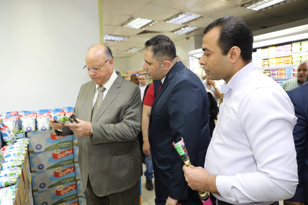 محافظ القاهرة يتفقد منافذ السلع الغذائية لمتابعة مبادرة تخفيض الأسعار (2)
