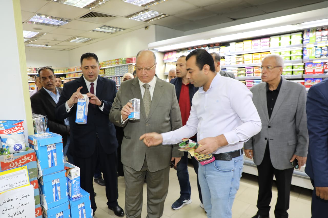 محافظ القاهرة يتفقد منافذ السلع الغذائية لمتابعة مبادرة تخفيض الأسعار (3)
