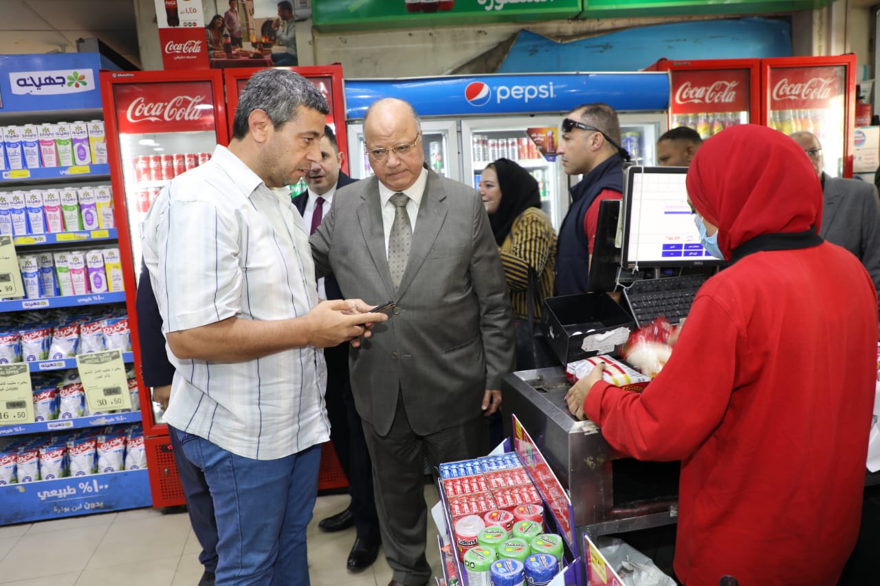 محافظ القاهرة يتفقد منافذ السلع الغذائية لمتابعة مبادرة تخفيض الأسعار (4)