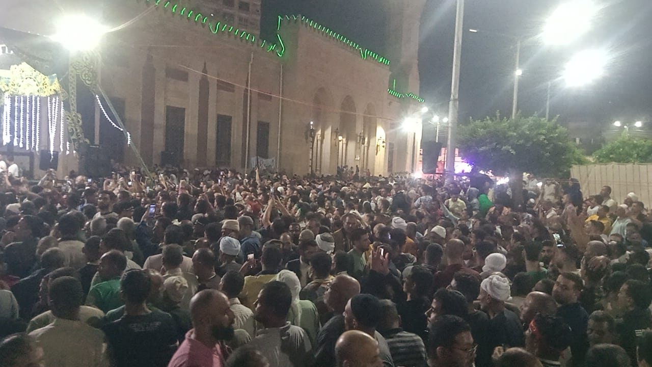 الالاف أمام مسجد العارف بالله الدسوقي