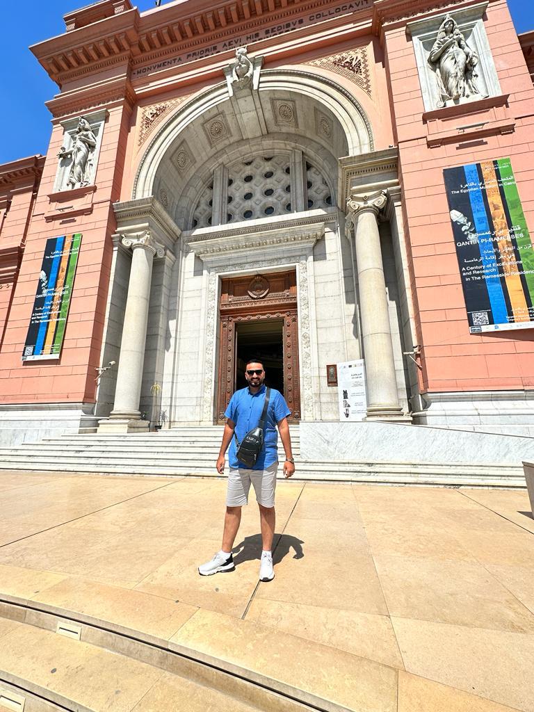 الزميل الصحفي الفلسطيني أنس النجار خلال زيارته للمتحف المصري