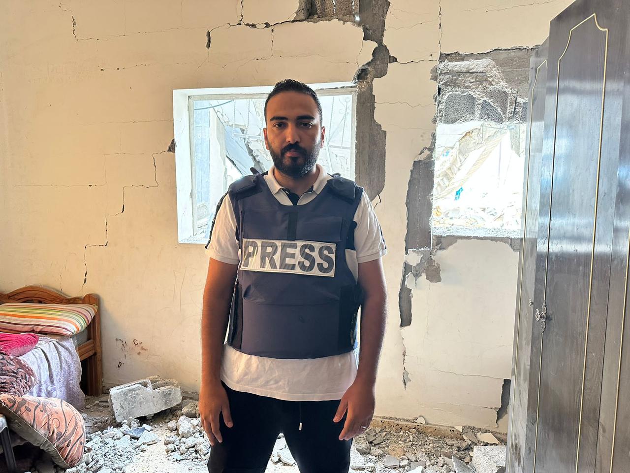 أنس النجار داخل مكتبه بعد قصف الاحتلال الإسرائيلي له