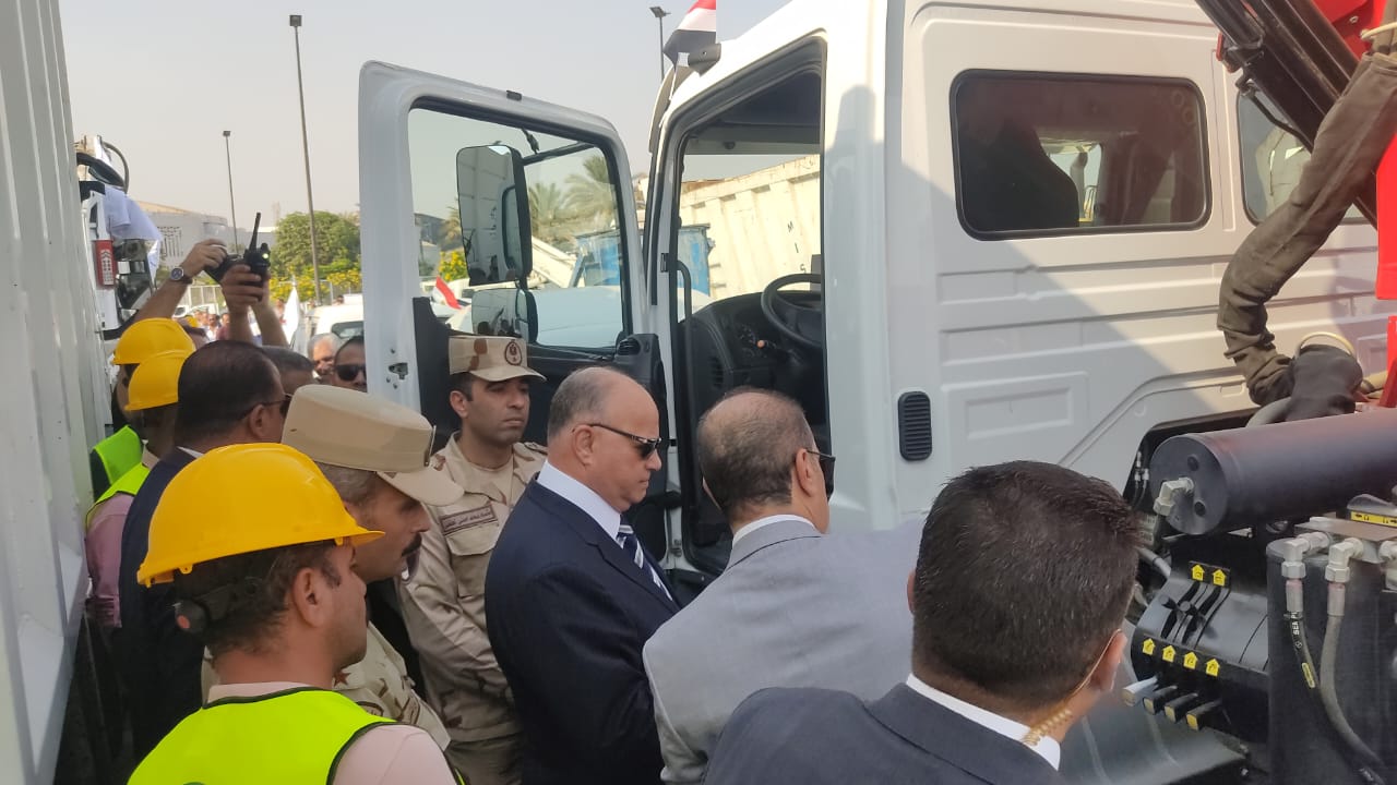 محافظ القاهرة يتفقد اصطفاف المعدات الهندسية (3)