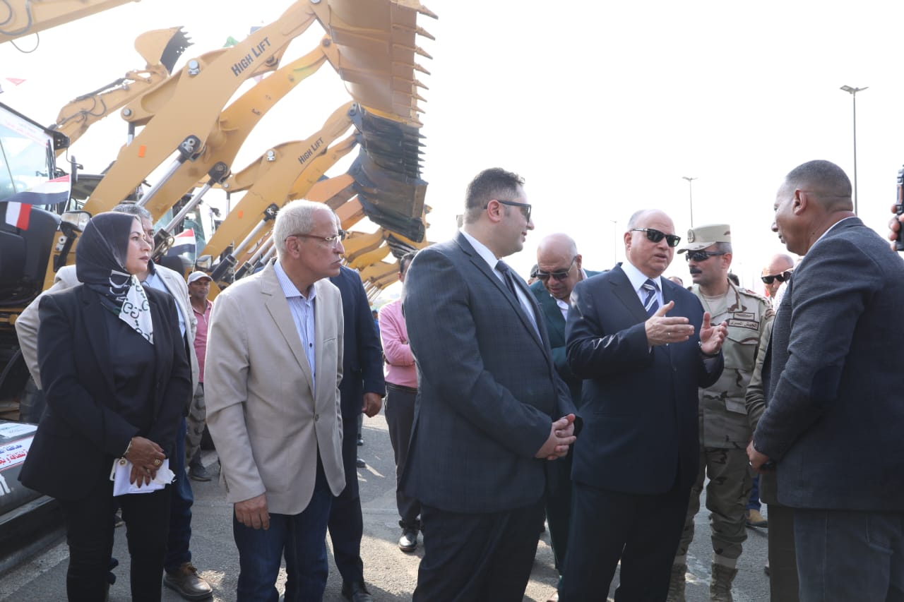 محافظ القاهرة يتفقد اصطفاف المعدات الهندسية (10)