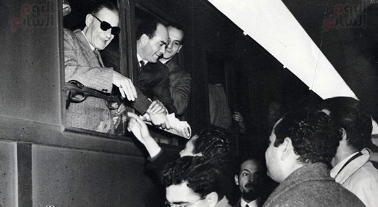 طه حسين فى احد الزيارات الى ايطاليه محطه القطار بروما 1956