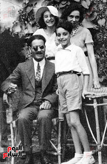 طه حسين مع زوجته سوزان وأولاده أمينة ومؤنس